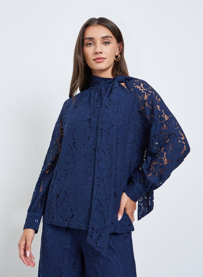 ستايلي بلوزة بياقة برباط من الدانتيل باللون الأزرق الداكن - Image 3